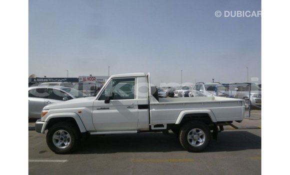 Acheter Import Voiture Toyota Land Cruiser Blanc à Import - Dubai, Grande Comore Acheter Import Voiture Toyota Land Cruiser Blanc à Import - Dubai, Grande Comore