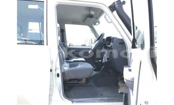 Buy Import Toyota Land Cruiser White Car in Import - Dubai in Great Comore Buy Import Toyota Land Cruiser White Car in Import - Dubai in Great Comore