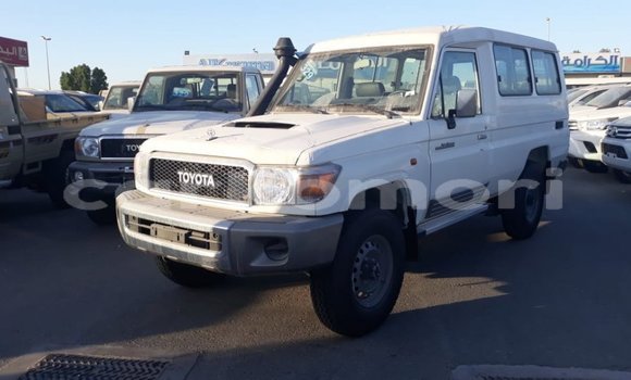 Acheter Import Voiture Toyota Land Cruiser Blanc à Import - Dubai, Grande Comore Acheter Import Voiture Toyota Land Cruiser Blanc à Import - Dubai, Grande Comore