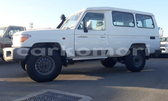 Acheter Import Voiture Toyota Land Cruiser Blanc à Import - Dubai, Grande Comore Acheter Import Voiture Toyota Land Cruiser Blanc à Import - Dubai, Grande Comore