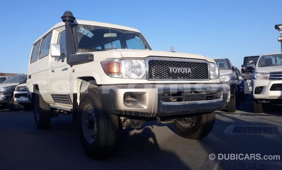 Acheter Import Voiture Toyota Land Cruiser Blanc à Import - Dubai, Grande Comore Acheter Import Voiture Toyota Land Cruiser Blanc à Import - Dubai, Grande Comore