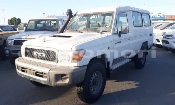 Acheter Import Voiture Toyota Land Cruiser Blanc à Import - Dubai, Grande Comore Acheter Import Voiture Toyota Land Cruiser Blanc à Import - Dubai, Grande Comore