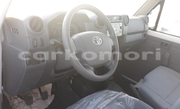 Acheter Import Voiture Toyota Land Cruiser Blanc à Import - Dubai, Grande Comore Acheter Import Voiture Toyota Land Cruiser Blanc à Import - Dubai, Grande Comore