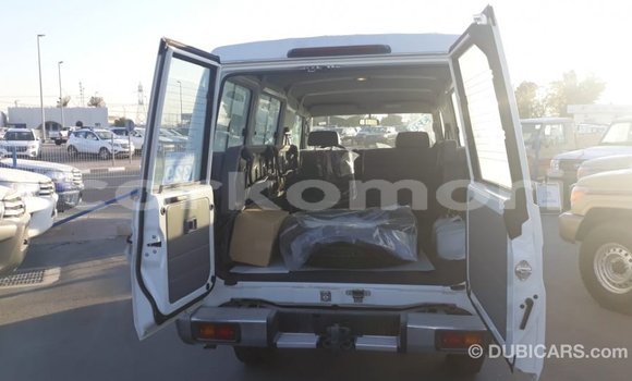 Acheter Import Voiture Toyota Land Cruiser Blanc à Import - Dubai, Grande Comore Acheter Import Voiture Toyota Land Cruiser Blanc à Import - Dubai, Grande Comore