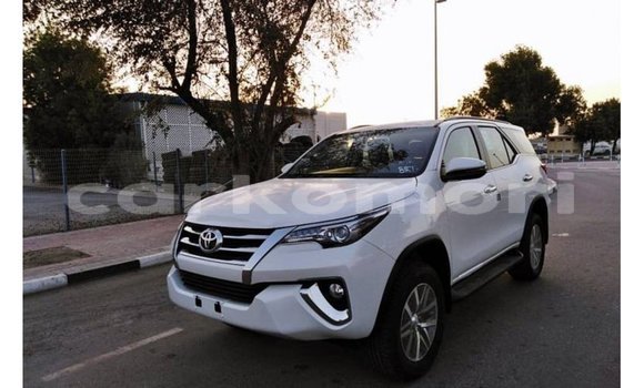 Acheter Import Voiture Toyota Fortuner Blanc à Import - Dubai, Grande Comore Acheter Import Voiture Toyota Fortuner Blanc à Import - Dubai, Grande Comore