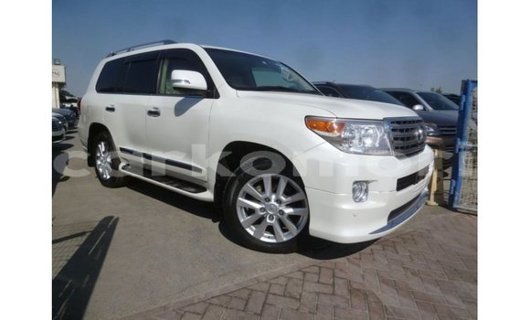 Acheter Import Voiture Toyota Land Cruiser Blanc à Import - Dubai, Grande Comore Acheter Import Voiture Toyota Land Cruiser Blanc à Import - Dubai, Grande Comore