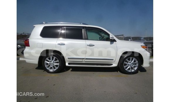 Acheter Import Voiture Toyota Land Cruiser Blanc à Import - Dubai, Grande Comore Acheter Import Voiture Toyota Land Cruiser Blanc à Import - Dubai, Grande Comore