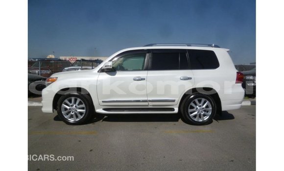 Acheter Import Voiture Toyota Land Cruiser Blanc à Import - Dubai, Grande Comore Acheter Import Voiture Toyota Land Cruiser Blanc à Import - Dubai, Grande Comore