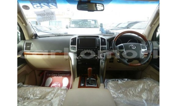 Acheter Import Voiture Toyota Land Cruiser Blanc à Import - Dubai, Grande Comore Acheter Import Voiture Toyota Land Cruiser Blanc à Import - Dubai, Grande Comore
