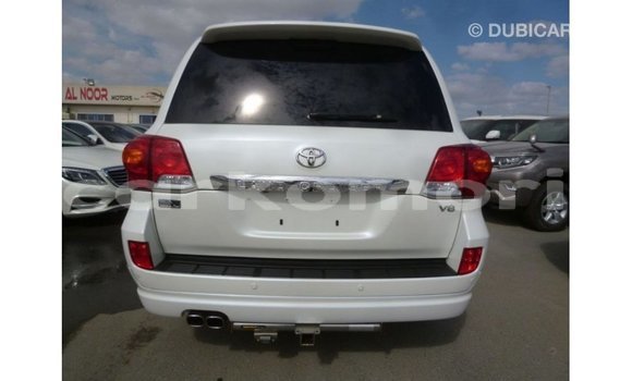 Acheter Import Voiture Toyota Land Cruiser Blanc à Import - Dubai, Grande Comore Acheter Import Voiture Toyota Land Cruiser Blanc à Import - Dubai, Grande Comore