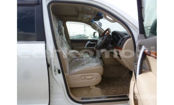 Acheter Import Voiture Toyota Land Cruiser Blanc à Import - Dubai, Grande Comore Acheter Import Voiture Toyota Land Cruiser Blanc à Import - Dubai, Grande Comore
