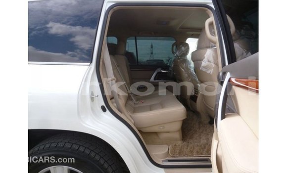 Acheter Import Voiture Toyota Land Cruiser Blanc à Import - Dubai, Grande Comore Acheter Import Voiture Toyota Land Cruiser Blanc à Import - Dubai, Grande Comore