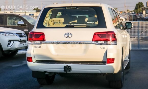Acheter Import Voiture Toyota Land Cruiser Blanc à Import - Dubai, Grande Comore Acheter Import Voiture Toyota Land Cruiser Blanc à Import - Dubai, Grande Comore
