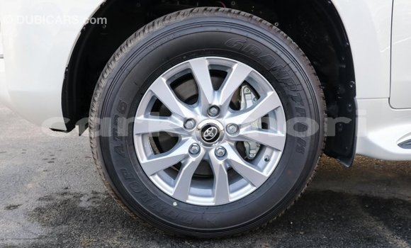 Acheter Import Voiture Toyota Land Cruiser Blanc à Import - Dubai, Grande Comore
