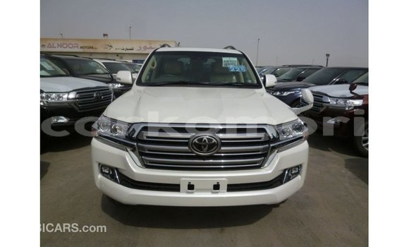 Buy Import Toyota Land Cruiser White Car in Import - Dubai in Great Comore Buy Import Toyota Land Cruiser White Car in Import - Dubai in Great Comore