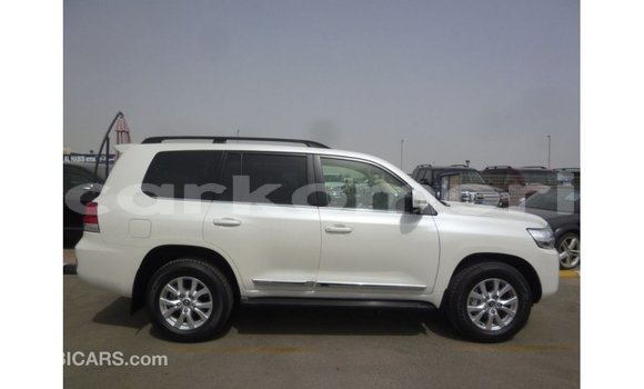 Buy Import Toyota Land Cruiser White Car in Import - Dubai in Great Comore Buy Import Toyota Land Cruiser White Car in Import - Dubai in Great Comore