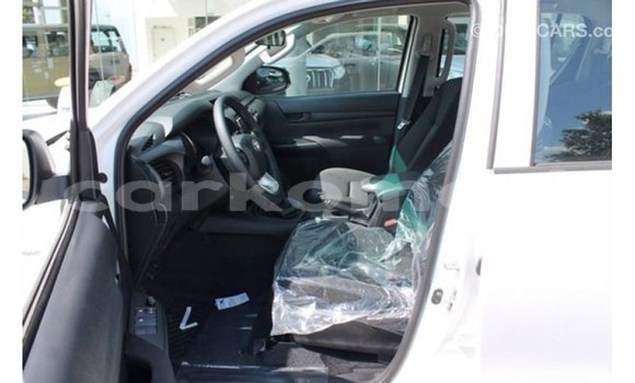 Acheter Import Voiture Toyota Hilux Blanc à Import - Dubai, Grande Comore Acheter Import Voiture Toyota Hilux Blanc à Import - Dubai, Grande Comore