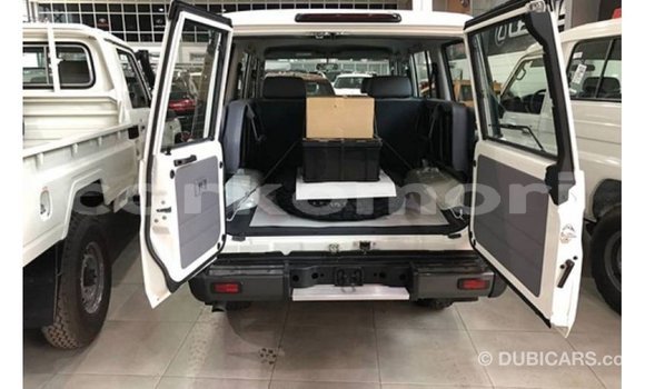 Acheter Import Voiture Toyota Land Cruiser Blanc à Import - Dubai, Grande Comore Acheter Import Voiture Toyota Land Cruiser Blanc à Import - Dubai, Grande Comore