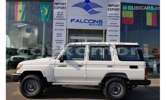 Acheter Import Voiture Toyota Land Cruiser Blanc à Import - Dubai, Grande Comore Acheter Import Voiture Toyota Land Cruiser Blanc à Import - Dubai, Grande Comore