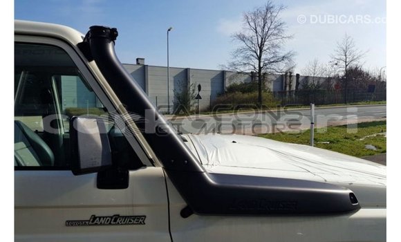 Acheter Import Voiture Toyota Land Cruiser Blanc à Import - Dubai, Grande Comore Acheter Import Voiture Toyota Land Cruiser Blanc à Import - Dubai, Grande Comore
