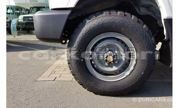 Acheter Import Voiture Toyota Land Cruiser Blanc à Import - Dubai, Grande Comore Acheter Import Voiture Toyota Land Cruiser Blanc à Import - Dubai, Grande Comore