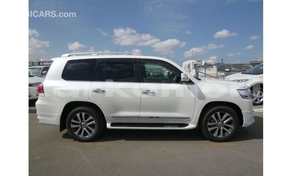Buy Import Toyota Land Cruiser White Car in Import - Dubai in Great Comore Buy Import Toyota Land Cruiser White Car in Import - Dubai in Great Comore