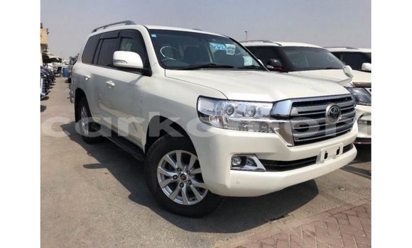 Acheter Import Voiture Toyota Land Cruiser Blanc à Import - Dubai, Grande Comore Acheter Import Voiture Toyota Land Cruiser Blanc à Import - Dubai, Grande Comore