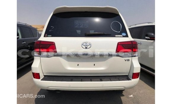Acheter Import Voiture Toyota Land Cruiser Blanc à Import - Dubai, Grande Comore Acheter Import Voiture Toyota Land Cruiser Blanc à Import - Dubai, Grande Comore