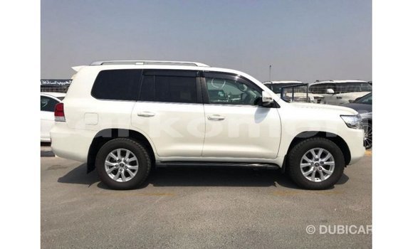 Acheter Import Voiture Toyota Land Cruiser Blanc à Import - Dubai, Grande Comore Acheter Import Voiture Toyota Land Cruiser Blanc à Import - Dubai, Grande Comore
