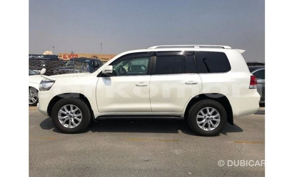 Acheter Import Voiture Toyota Land Cruiser Blanc à Import - Dubai, Grande Comore Acheter Import Voiture Toyota Land Cruiser Blanc à Import - Dubai, Grande Comore