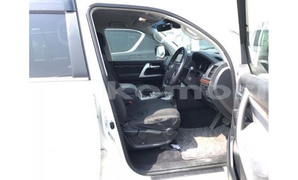 Acheter Import Voiture Toyota Land Cruiser Blanc à Import - Dubai, Grande Comore Acheter Import Voiture Toyota Land Cruiser Blanc à Import - Dubai, Grande Comore