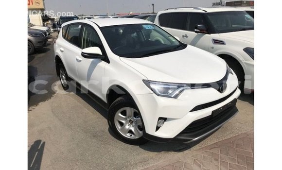 Acheter Import Voiture Toyota 4Runner Blanc à Import - Dubai, Grande Comore Acheter Import Voiture Toyota 4Runner Blanc à Import - Dubai, Grande Comore