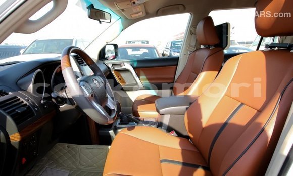 Acheter Import Voiture Toyota Prado Blanc à Import - Dubai, Grande Comore Acheter Import Voiture Toyota Prado Blanc à Import - Dubai, Grande Comore