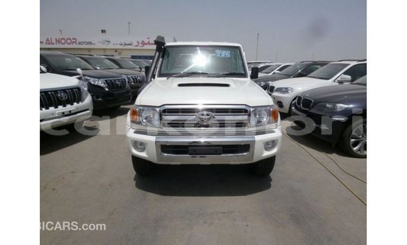 Buy Import Toyota Land Cruiser White Car in Import - Dubai in Great Comore Buy Import Toyota Land Cruiser White Car in Import - Dubai in Great Comore