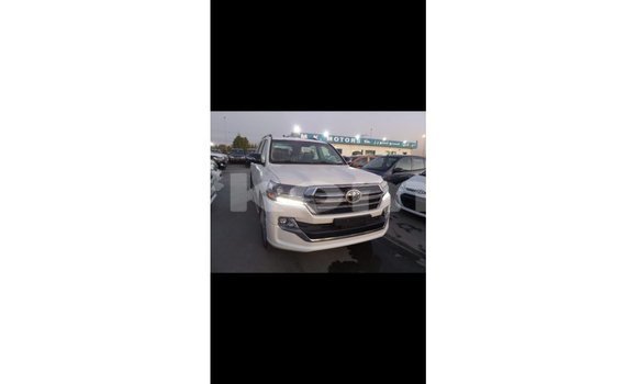 Acheter Import Voiture Toyota Land Cruiser Blanc à Import - Dubai, Grande Comore Acheter Import Voiture Toyota Land Cruiser Blanc à Import - Dubai, Grande Comore