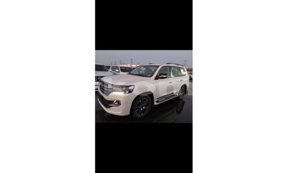 Acheter Import Voiture Toyota Land Cruiser Blanc à Import - Dubai, Grande Comore Acheter Import Voiture Toyota Land Cruiser Blanc à Import - Dubai, Grande Comore