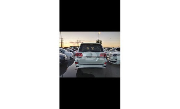 Acheter Import Voiture Toyota Land Cruiser Blanc à Import - Dubai, Grande Comore Acheter Import Voiture Toyota Land Cruiser Blanc à Import - Dubai, Grande Comore