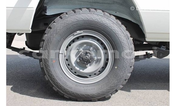 Buy Import Toyota Land Cruiser White Car in Import - Dubai in Great Comore Buy Import Toyota Land Cruiser White Car in Import - Dubai in Great Comore