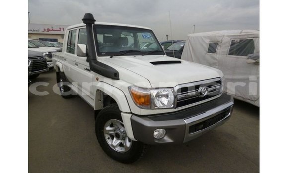 Acheter Import Voiture Toyota Land Cruiser Blanc à Import - Dubai, Grande Comore Acheter Import Voiture Toyota Land Cruiser Blanc à Import - Dubai, Grande Comore