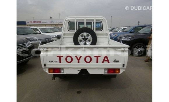 Acheter Import Voiture Toyota Land Cruiser Blanc à Import - Dubai, Grande Comore Acheter Import Voiture Toyota Land Cruiser Blanc à Import - Dubai, Grande Comore