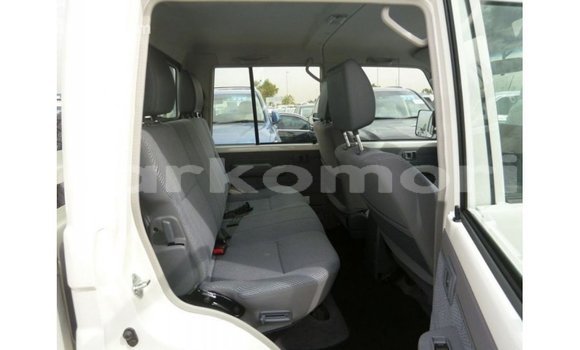 Acheter Import Voiture Toyota Land Cruiser Blanc à Import - Dubai, Grande Comore Acheter Import Voiture Toyota Land Cruiser Blanc à Import - Dubai, Grande Comore