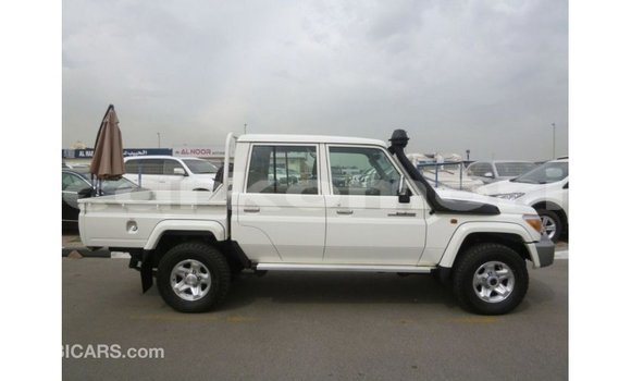 Acheter Import Voiture Toyota Land Cruiser Blanc à Import - Dubai, Grande Comore Acheter Import Voiture Toyota Land Cruiser Blanc à Import - Dubai, Grande Comore