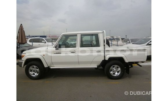 Acheter Import Voiture Toyota Land Cruiser Blanc à Import - Dubai, Grande Comore Acheter Import Voiture Toyota Land Cruiser Blanc à Import - Dubai, Grande Comore