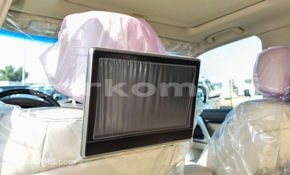 Acheter Import Voiture Toyota Land Cruiser Blanc à Import - Dubai, Grande Comore Acheter Import Voiture Toyota Land Cruiser Blanc à Import - Dubai, Grande Comore