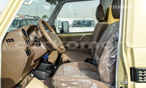 Acheter Import Voiture Toyota Land Cruiser Beige à Import - Dubai, Grande Comore Acheter Import Voiture Toyota Land Cruiser Beige à Import - Dubai, Grande Comore