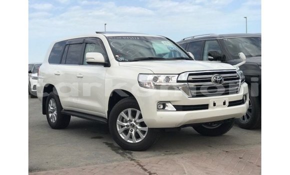 Acheter Import Voiture Toyota Land Cruiser Blanc à Import - Dubai, Grande Comore Acheter Import Voiture Toyota Land Cruiser Blanc à Import - Dubai, Grande Comore
