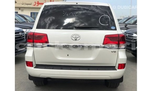 Acheter Import Voiture Toyota Land Cruiser Blanc à Import - Dubai, Grande Comore Acheter Import Voiture Toyota Land Cruiser Blanc à Import - Dubai, Grande Comore