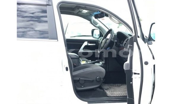 Acheter Import Voiture Toyota Land Cruiser Blanc à Import - Dubai, Grande Comore Acheter Import Voiture Toyota Land Cruiser Blanc à Import - Dubai, Grande Comore