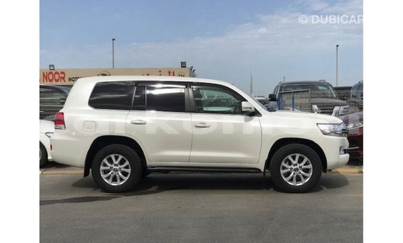 Acheter Import Voiture Toyota Land Cruiser Blanc à Import - Dubai, Grande Comore Acheter Import Voiture Toyota Land Cruiser Blanc à Import - Dubai, Grande Comore