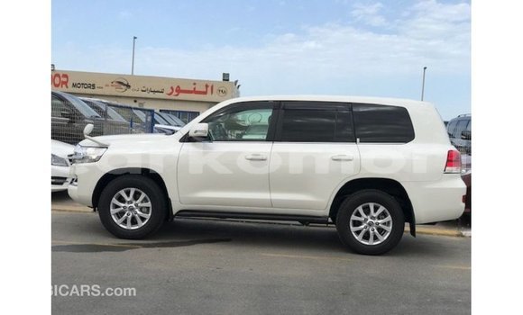 Acheter Import Voiture Toyota Land Cruiser Blanc à Import - Dubai, Grande Comore Acheter Import Voiture Toyota Land Cruiser Blanc à Import - Dubai, Grande Comore